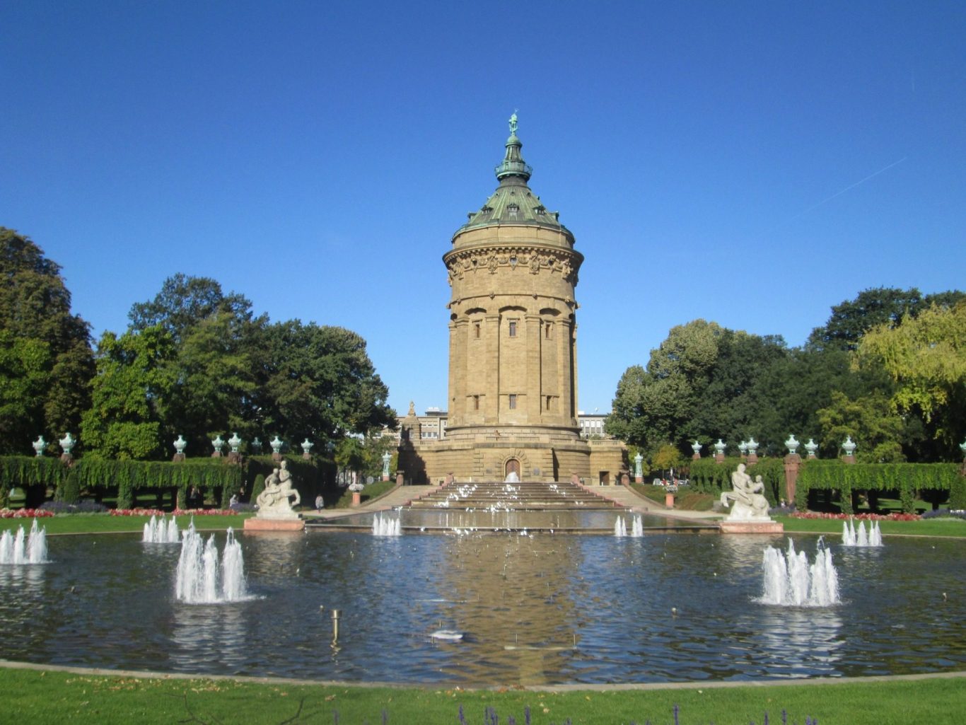 Mannheim · Foto: AnRo0002, CC0 Mannheimer Wasserturm mit Brunnenanlage am Friedrichsplatz