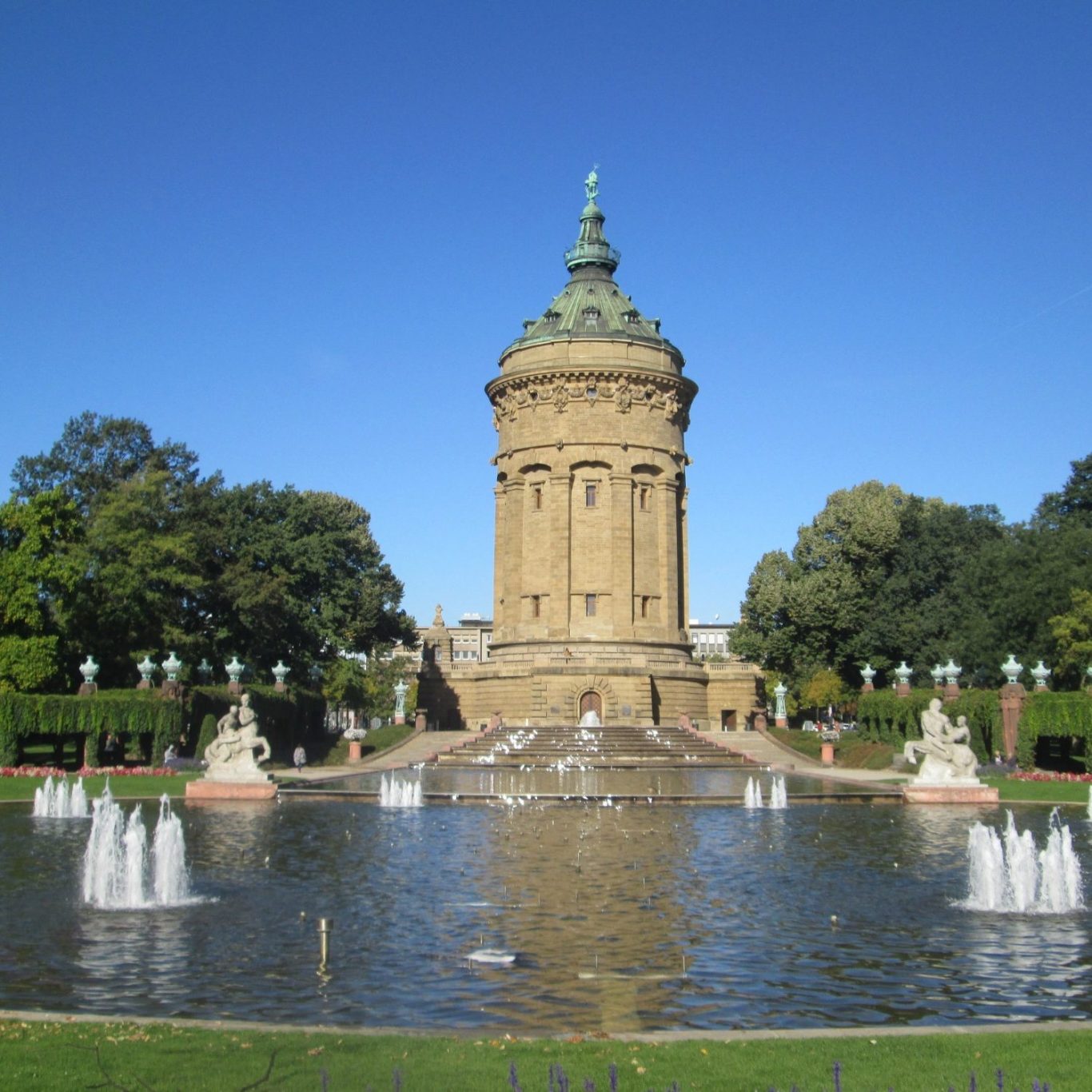 Mannheimer Wasserturm mit Brunnenanlage am Friedrichsplatz